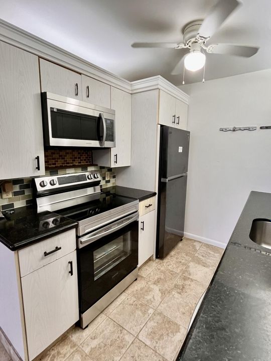 For Sale: $164,500 (2 beds, 1 baths, 880 Square Feet)