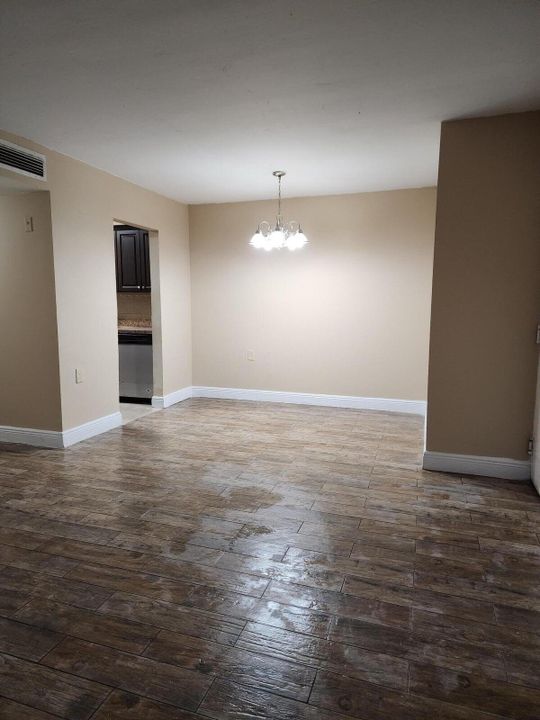 Recently Rented: $2,250 (3 beds, 2 baths, 918 Square Feet)