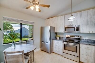For Sale: $279,000 (2 beds, 2 baths, 1060 Square Feet)