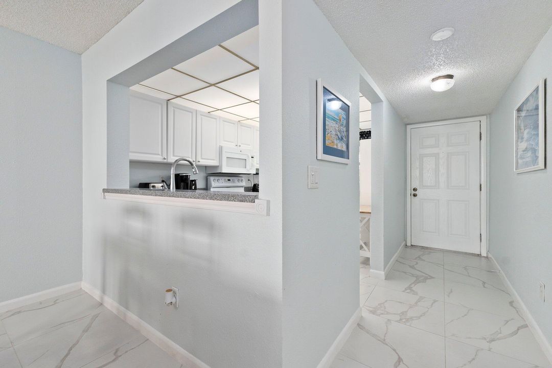 For Sale: $368,000 (2 beds, 2 baths, 1053 Square Feet)