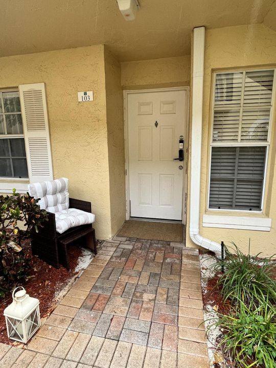 For Rent: $3,000 (2 beds, 2 baths, 923 Square Feet)