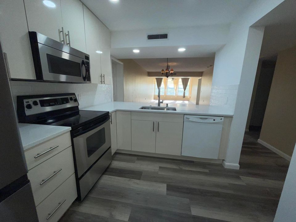 Active With Contract: $1,800 (2 beds, 2 baths, 1442 Square Feet)