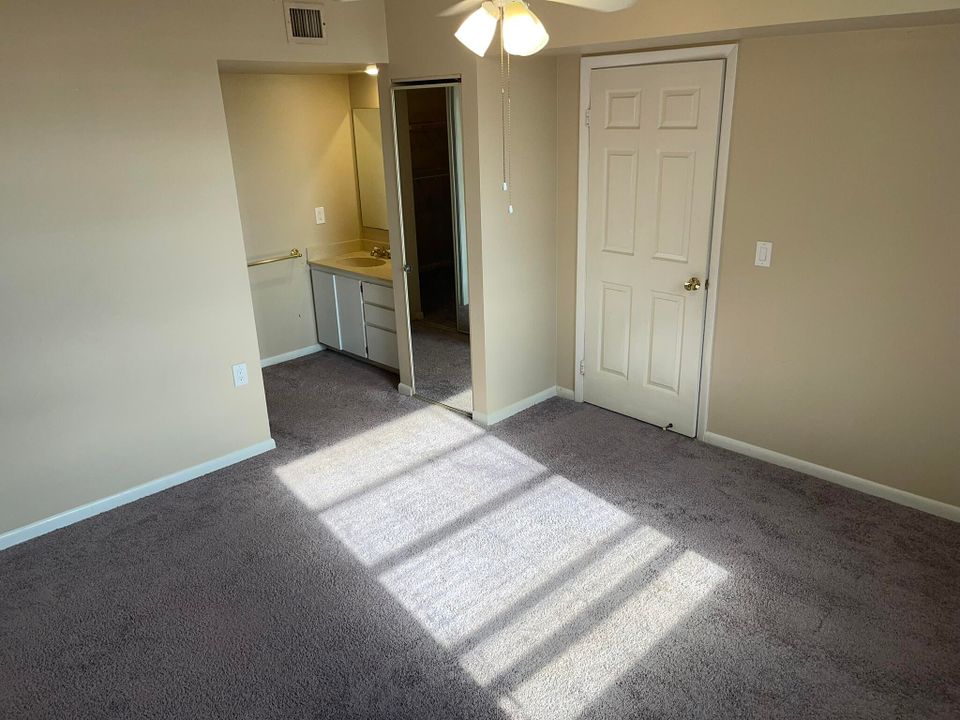 Active With Contract: $1,800 (2 beds, 2 baths, 1442 Square Feet)