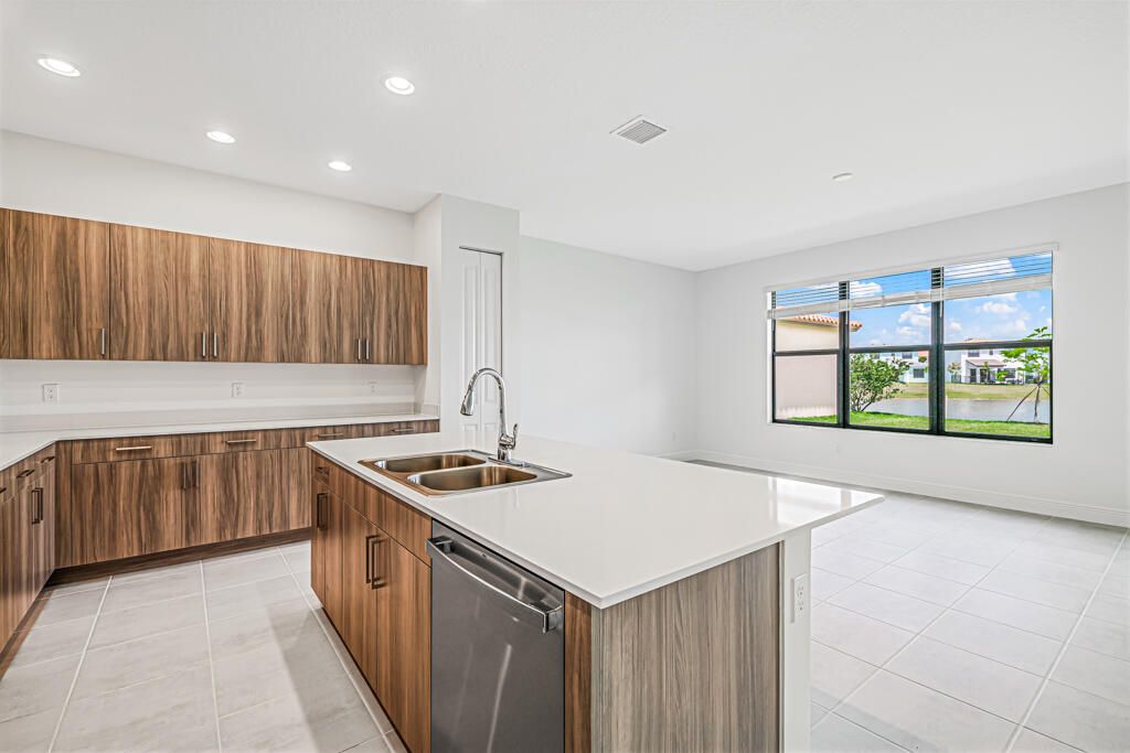 Active With Contract: $599,900 (3 beds, 2 baths, 2214 Square Feet)