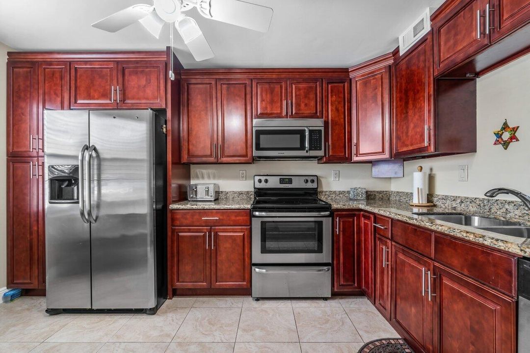 For Sale: $249,000 (2 beds, 2 baths, 1185 Square Feet)