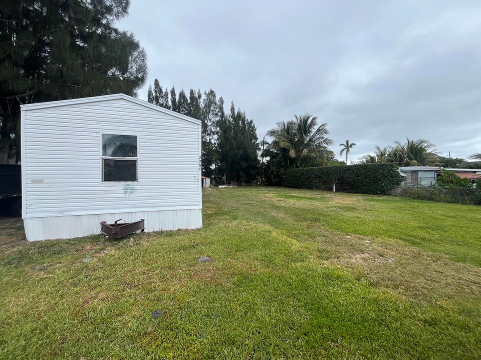 Active With Contract: $1,800 (3 beds, 1 baths, 924 Square Feet)
