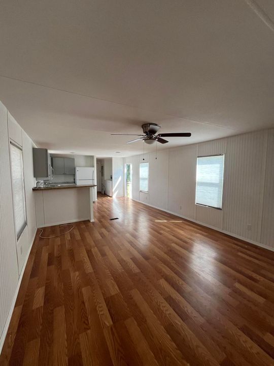 Active With Contract: $1,800 (3 beds, 1 baths, 924 Square Feet)