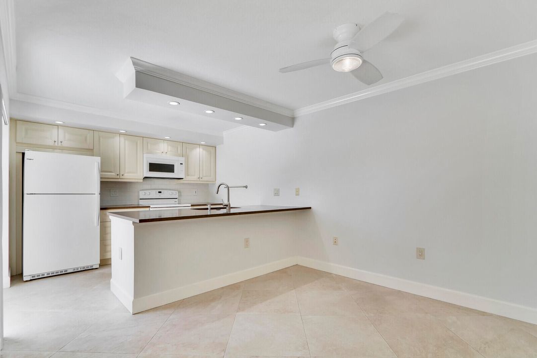 Active With Contract: $2,500 (2 beds, 2 baths, 1236 Square Feet)