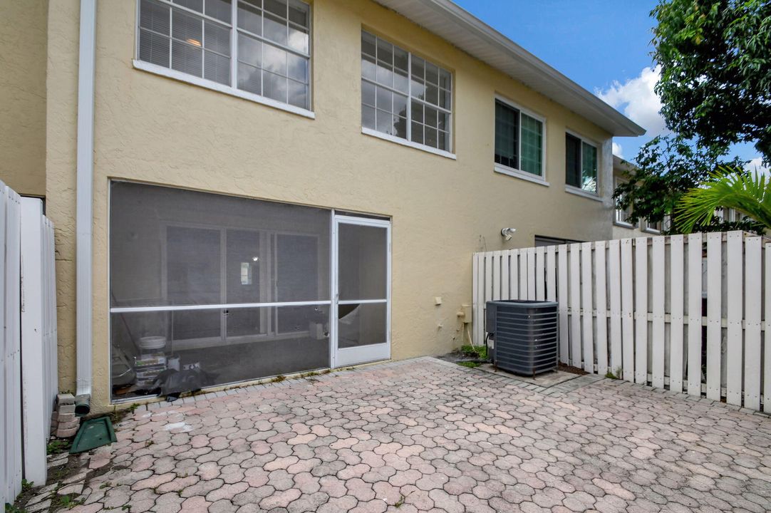 Active With Contract: $289,900 (3 beds, 2 baths, 1396 Square Feet)