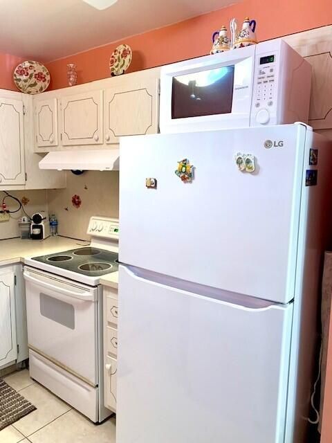 For Sale: $139,000 (2 beds, 1 baths, 819 Square Feet)