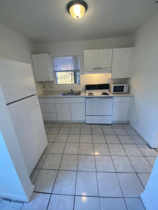 For Rent: $1,800 (2 beds, 1 baths, 779 Square Feet)