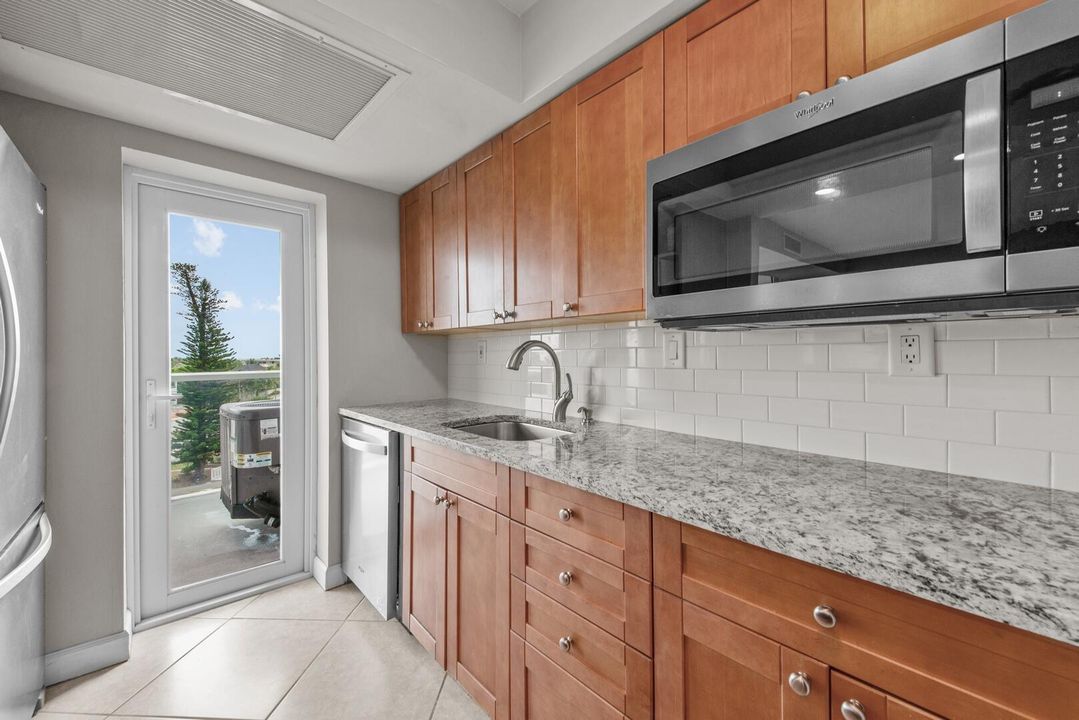 For Sale: $575,000 (2 beds, 2 baths, 1200 Square Feet)