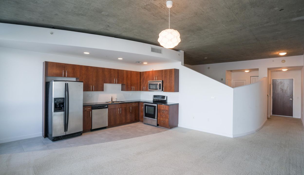For Rent: $2,300 (1 beds, 1 baths, 774 Square Feet)