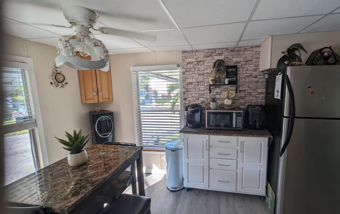 For Sale: $145,000 (2 beds, 1 baths, 810 Square Feet)
