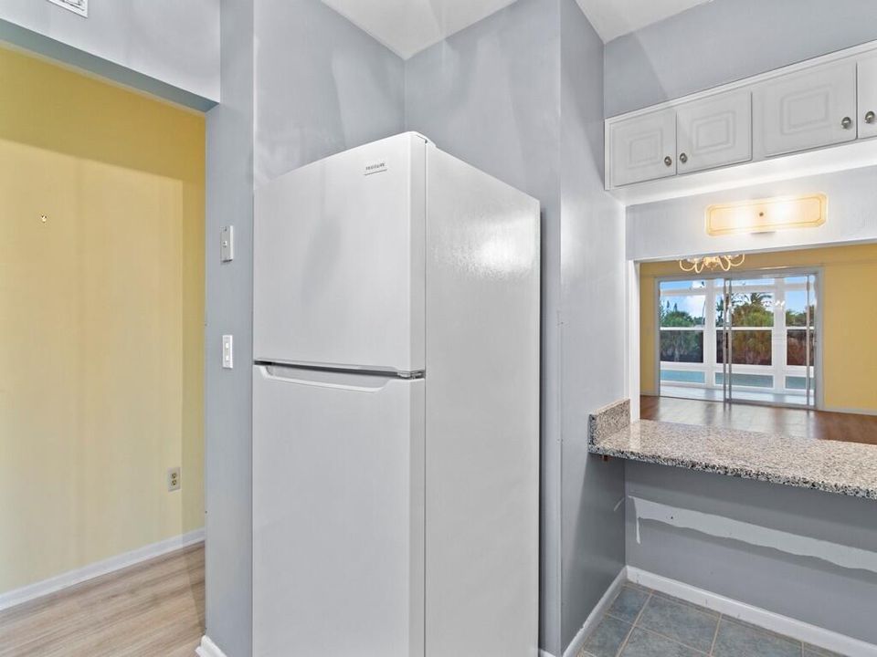 Active With Contract: $199,900 (2 beds, 2 baths, 1076 Square Feet)