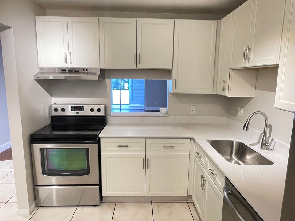For Sale: $240,000 (2 beds, 2 baths, 1023 Square Feet)