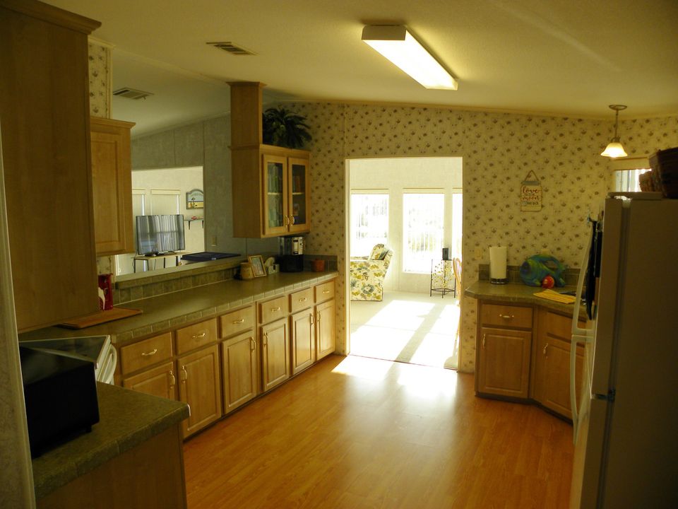 For Sale: $137,900 (2 beds, 2 baths, 1404 Square Feet)