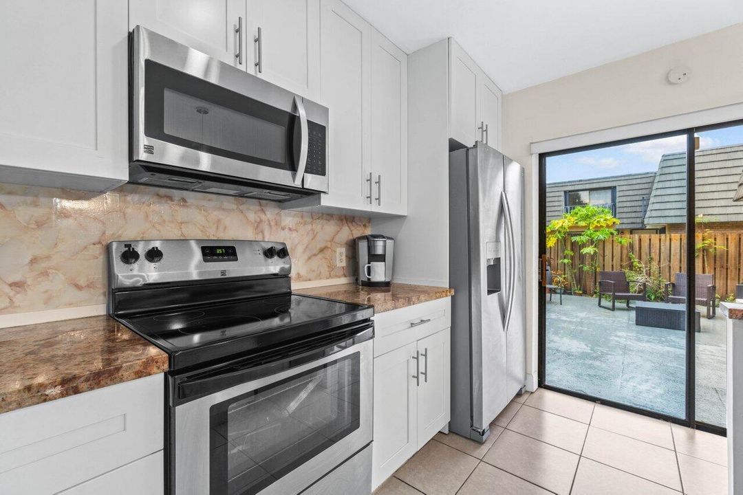 For Sale: $299,900 (2 beds, 2 baths, 1236 Square Feet)