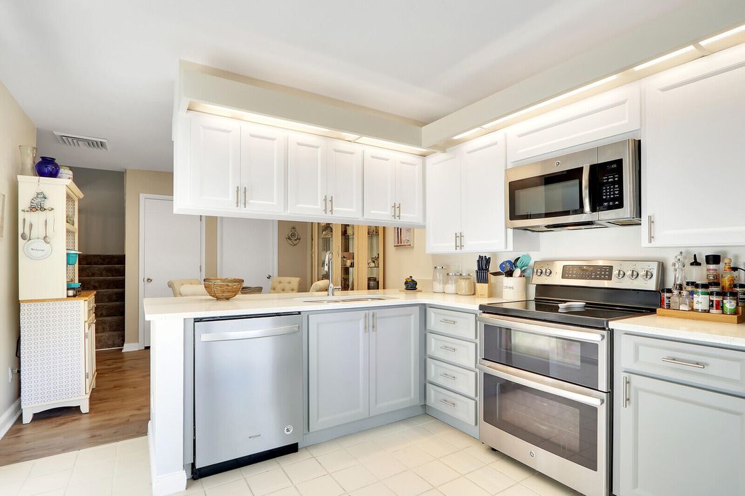Active With Contract: $334,900 (2 beds, 2 baths, 1374 Square Feet)