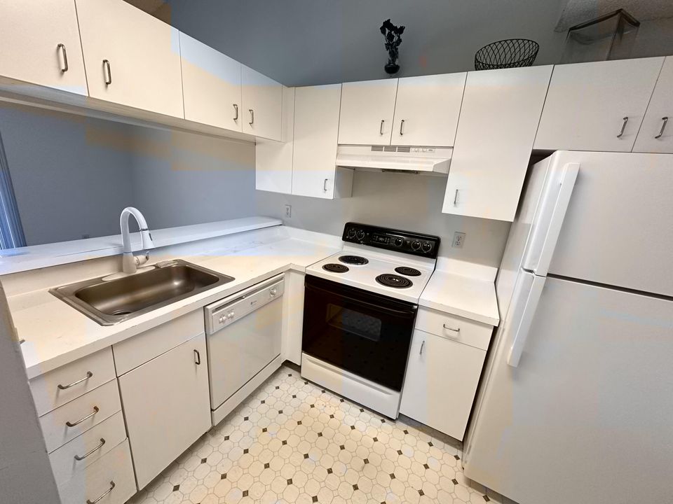 For Sale: $255,000 (2 beds, 2 baths, 980 Square Feet)