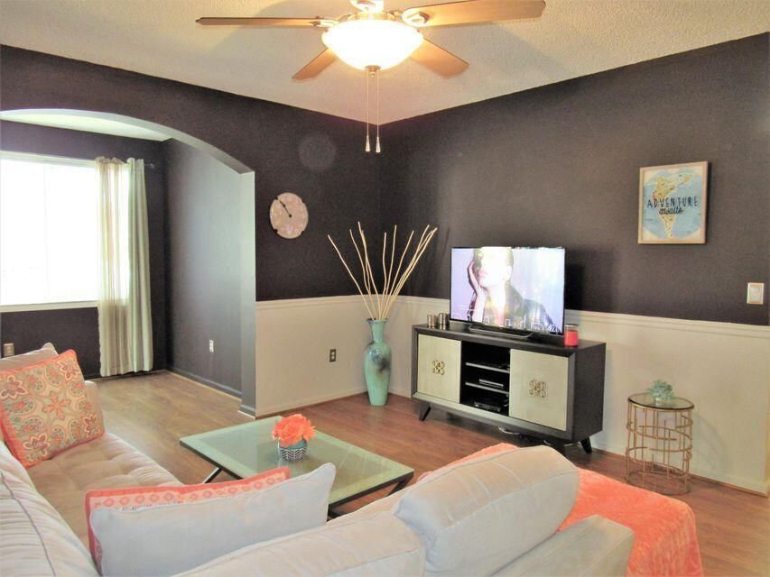 For Sale: $275,000 (2 beds, 1 baths, 901 Square Feet)