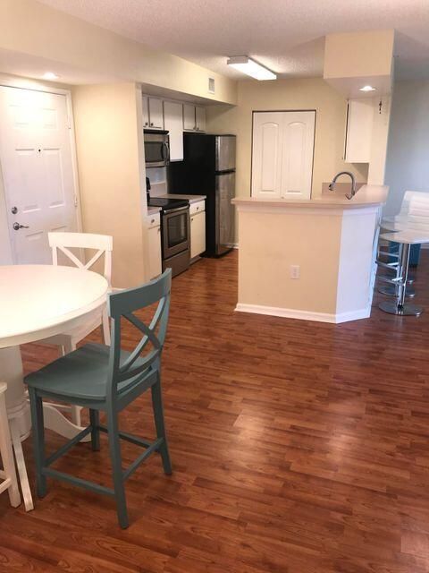 For Sale: $275,000 (2 beds, 1 baths, 901 Square Feet)