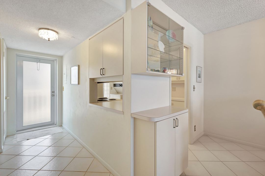For Sale: $749,000 (2 beds, 2 baths, 988 Square Feet)