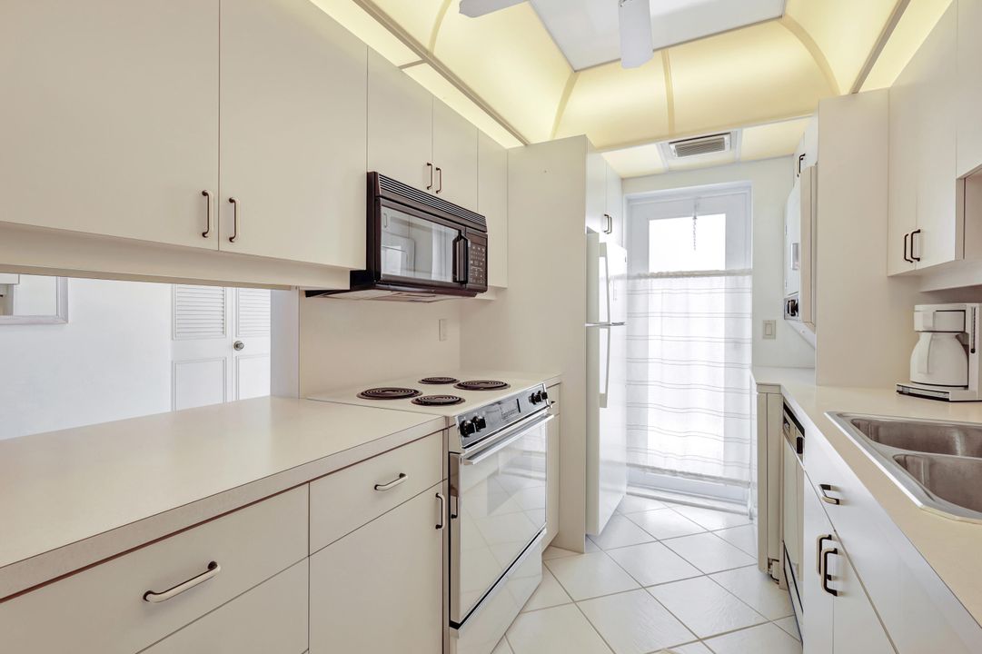 For Sale: $749,000 (2 beds, 2 baths, 988 Square Feet)