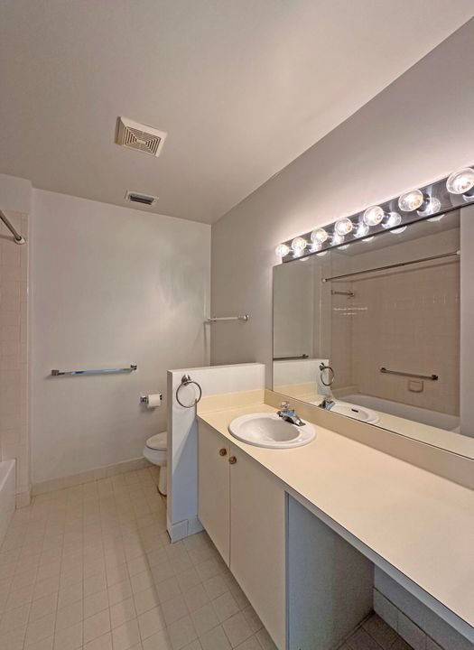 合同活跃: $1,900 (2 贝兹, 2 浴室, 1470 平方英尺)
