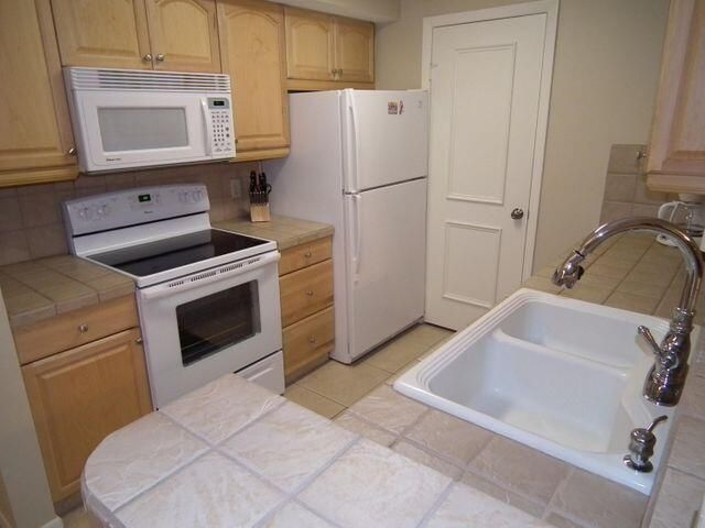 For Sale: $265,000 (2 beds, 2 baths, 884 Square Feet)