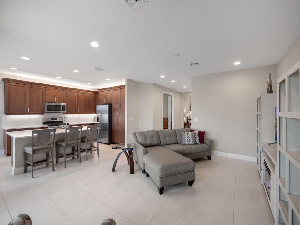 For Sale: $474,900 (2 beds, 2 baths, 1599 Square Feet)