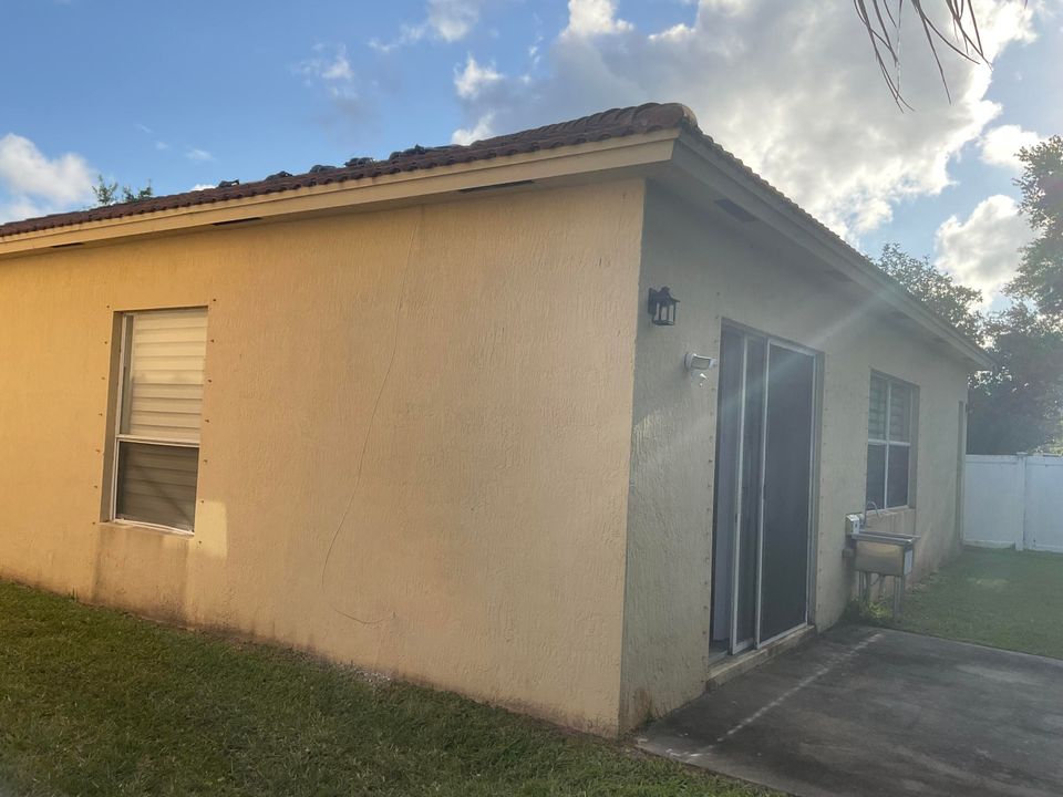 For Rent: $2,600 (5 beds, 3 baths, 2003 Square Feet)