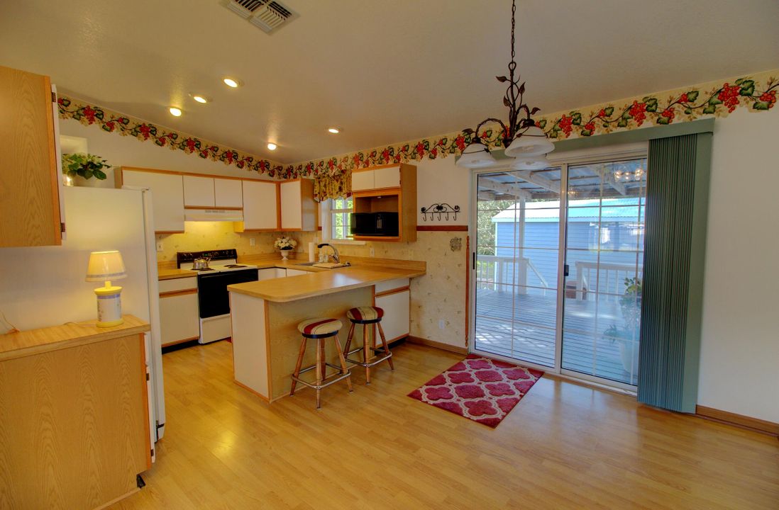 For Sale: $244,000 (3 beds, 2 baths, 1275 Square Feet)