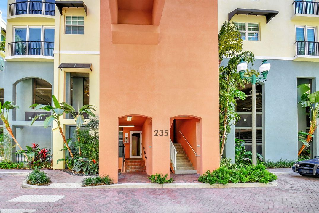 For Sale: $899,000 (2 beds, 2 baths, 1400 Square Feet)