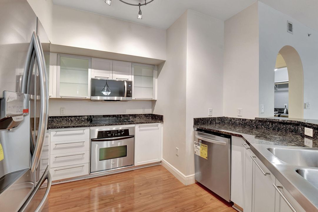 For Sale: $879,000 (2 beds, 2 baths, 1400 Square Feet)
