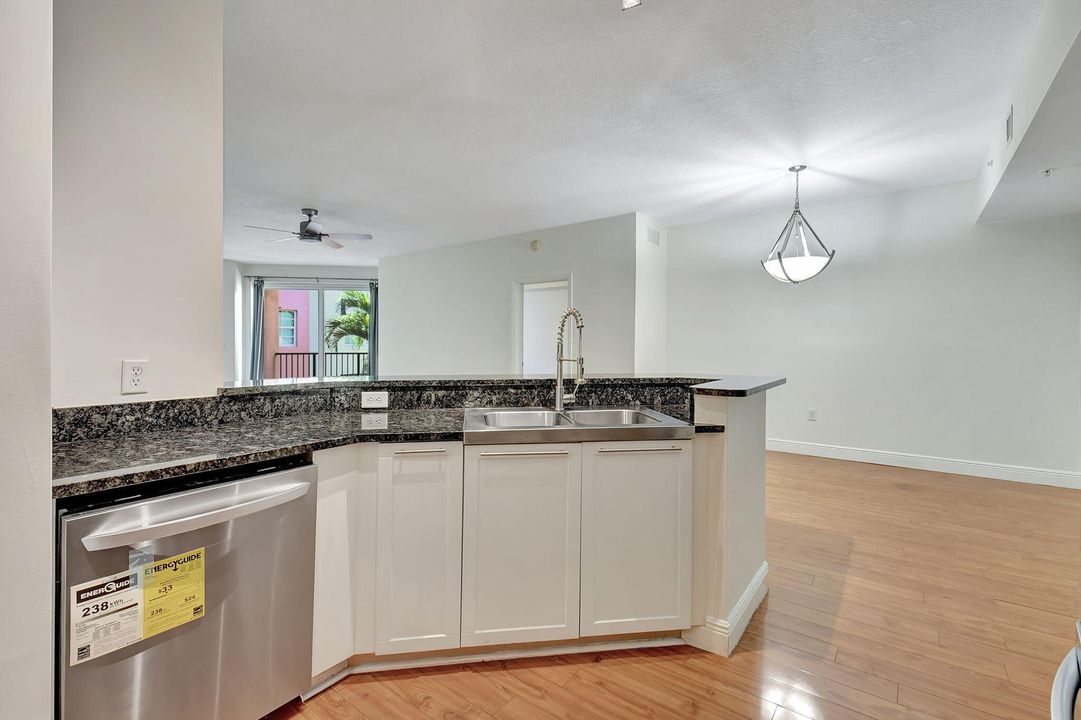 For Sale: $879,000 (2 beds, 2 baths, 1400 Square Feet)