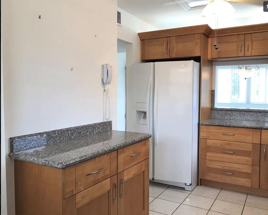For Rent: $1,900 (2 beds, 2 baths, 970 Square Feet)
