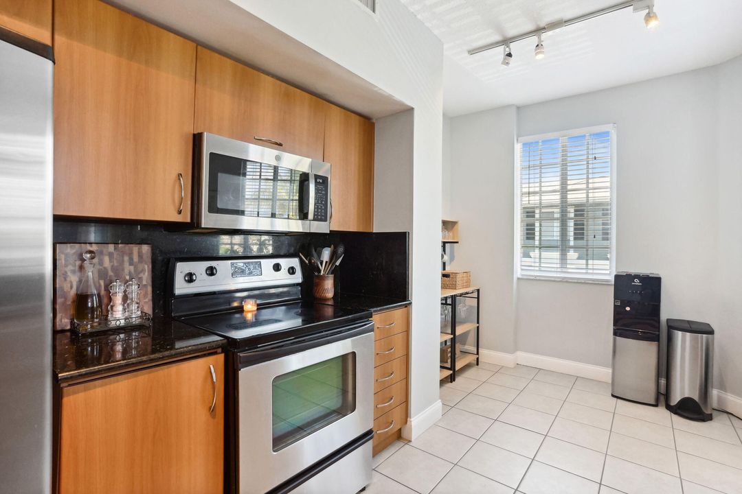 Active With Contract: $3,300 (2 beds, 2 baths, 1182 Square Feet)