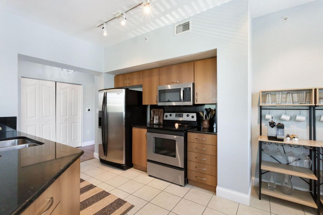 Active With Contract: $3,300 (2 beds, 2 baths, 1182 Square Feet)