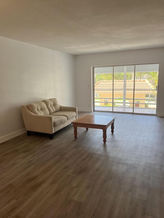 For Sale: $224,000 (1 beds, 1 baths, 756 Square Feet)
