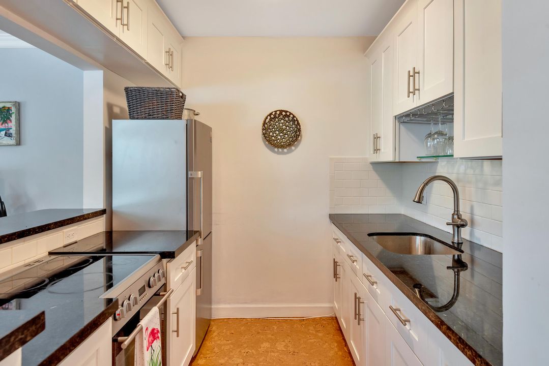 For Sale: $305,000 (1 beds, 1 baths, 615 Square Feet)