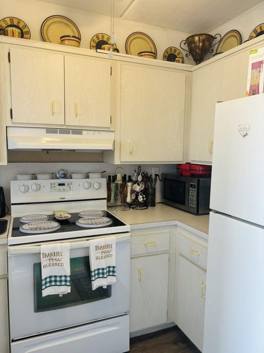 For Sale: $214,000 (1 beds, 1 baths, 756 Square Feet)