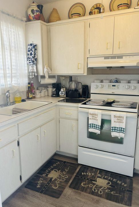 For Sale: $224,000 (1 beds, 1 baths, 756 Square Feet)