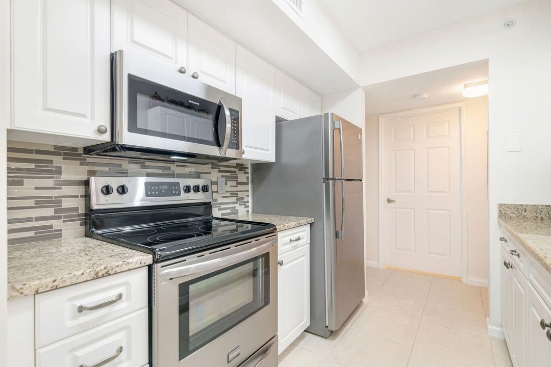 For Sale: $259,000 (1 beds, 1 baths, 707 Square Feet)