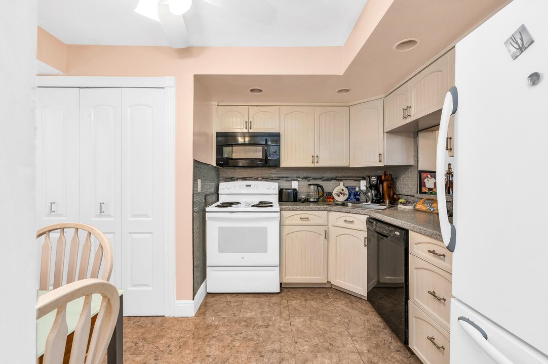 For Sale: $195,000 (2 beds, 2 baths, 1006 Square Feet)