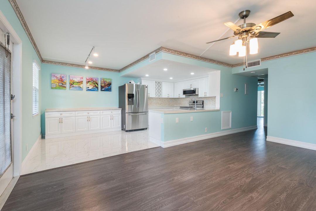 For Sale: $244,000 (2 beds, 2 baths, 916 Square Feet)