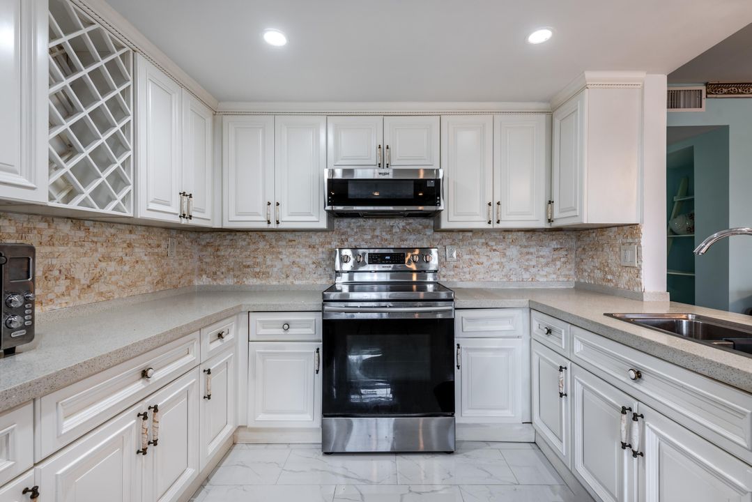 For Sale: $244,000 (2 beds, 2 baths, 916 Square Feet)