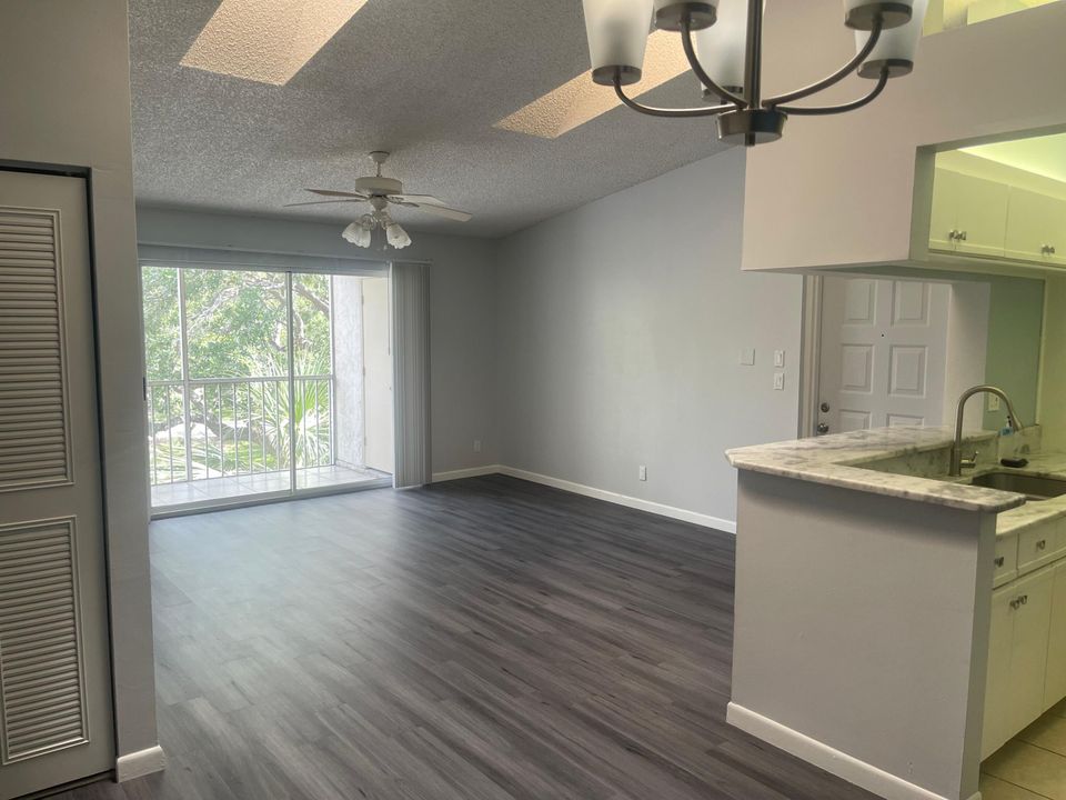 For Rent: $1,850 (2 beds, 2 baths, 1018 Square Feet)