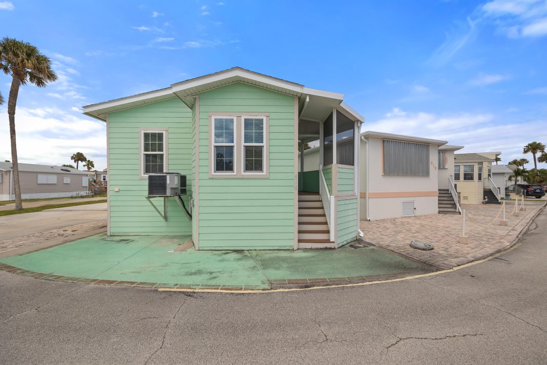 For Sale: $399,000 (2 beds, 2 baths, 788 Square Feet)