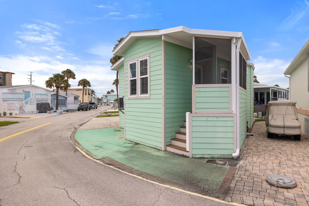 For Sale: $399,000 (2 beds, 2 baths, 788 Square Feet)